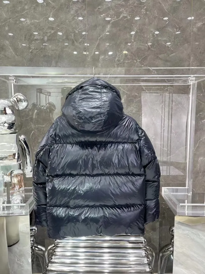 P780 Canada Goose/Canada Goose 2022 limited new Crofton puff down jacket top version (exclusive to the entire network)‼ ️ ‼ ️Top version, ceiling level‼ ️ Crofton soft bread, the latest style in 2022, with cold protection effect up to level 4, made of recycled Feather-Light tear-resistant fabric, ultra-light, and no weight on the upper body at all! The unique black label highlights your temperament‼ ️ Canada Goose, a Canadian brand, has always been recognized as the warmest down jacket. Various Instagram celebrities, Internet celebrities, and celebrities often wear it for street photos. I do Canada Goose every year, but I still can’t get rid of my love for the geese. No matter how cold the weather is, there is no need to be afraid, because there are geese! Filled with 90% white duck down, Canada Goose is the legendary warmest down jacket and is known as a must-have for Arctic outdoor sports! The most popular down jacket in the world, celebrities are rushing to buy it, it is a must-have!   Same style for men and women Size: S~XXL Ready in stock